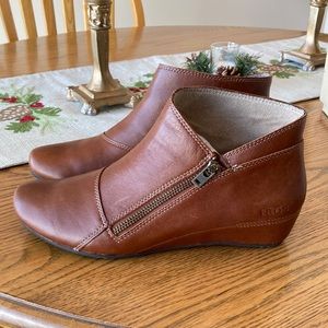 Taos Hideaway Boot Size 7.5 Medium